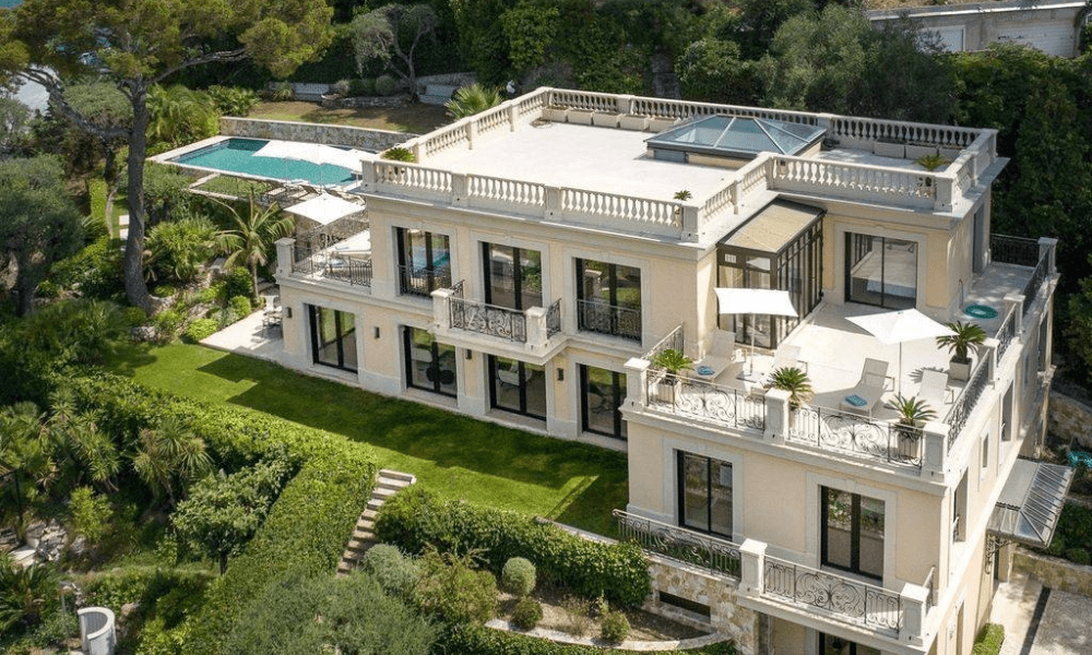 Elegant villa entrance surrounded by Mediterranean greenery in Saint‑Jean‑Cap‑Ferrat